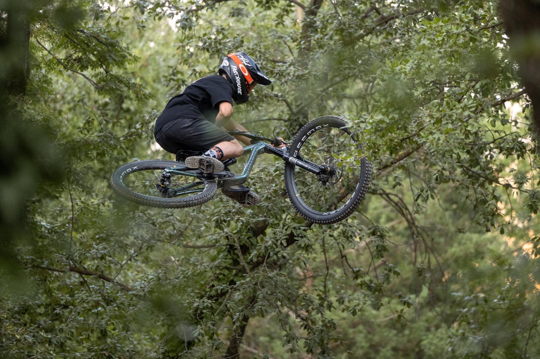 hombre saltando con mountain bike