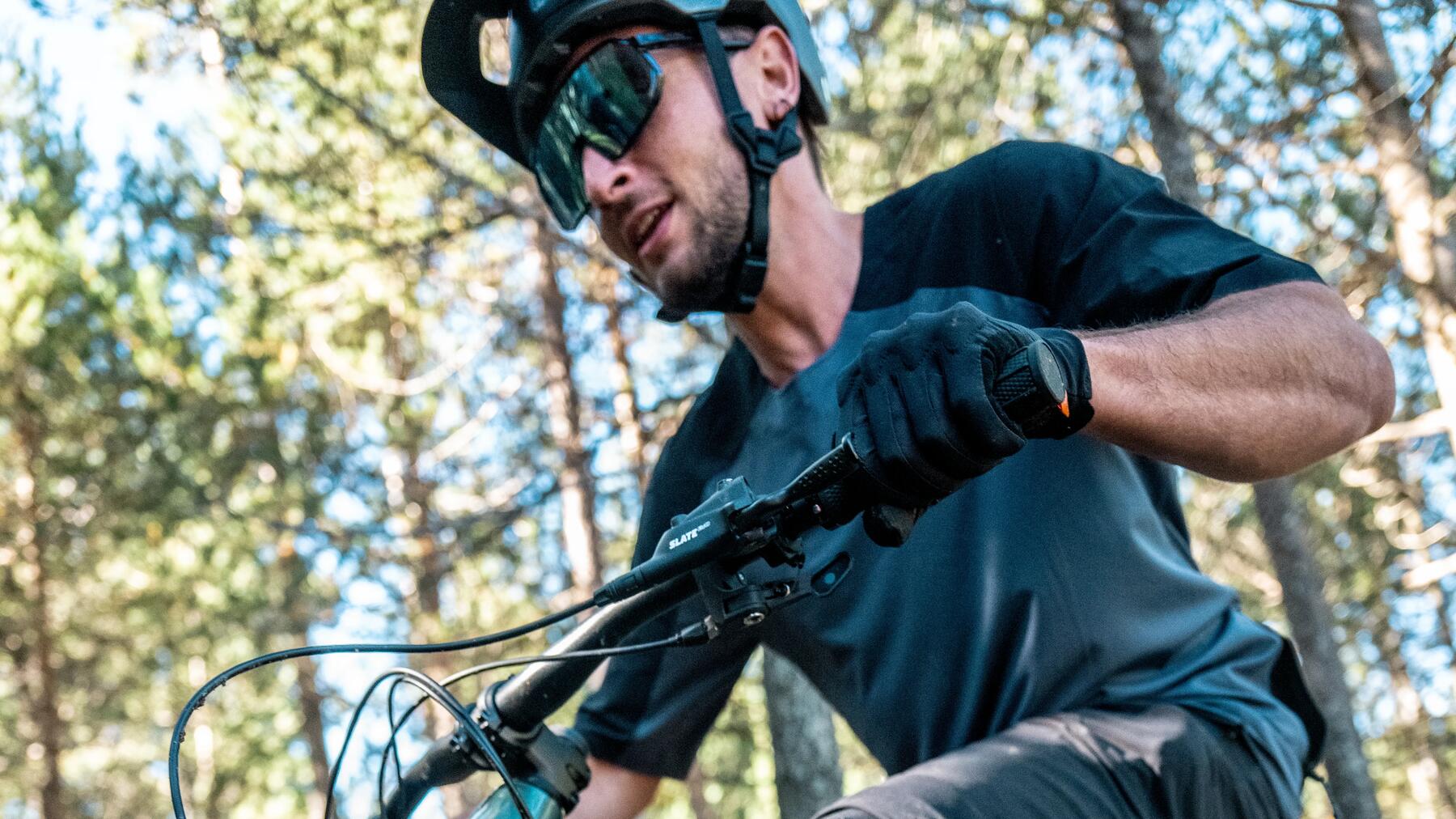Mountainbiker mit Fahrradtrikot