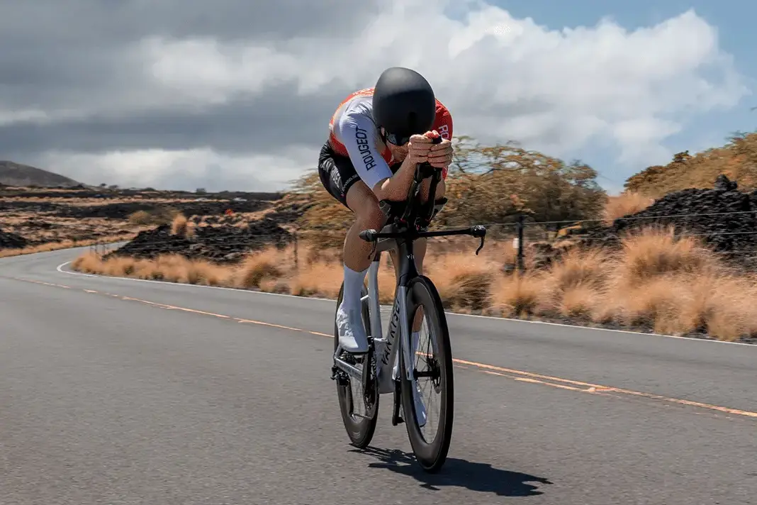 atleta de triatlo numa bicicleta