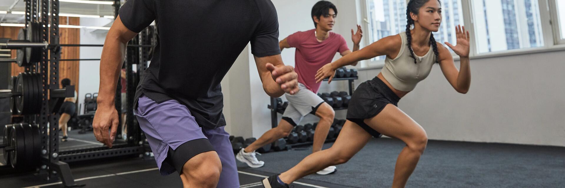Trójka ludzi ćwicząca crossfit na siłowni