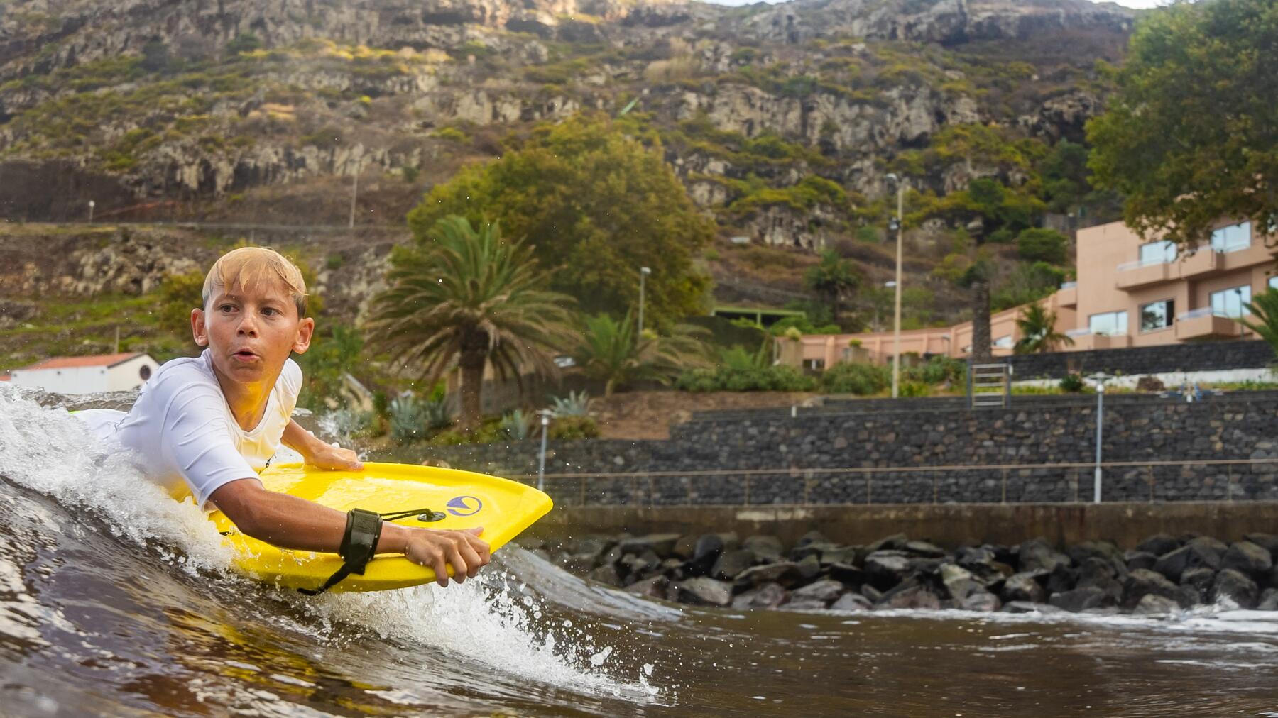 Ein Kind nutzt das passende Bodyboard