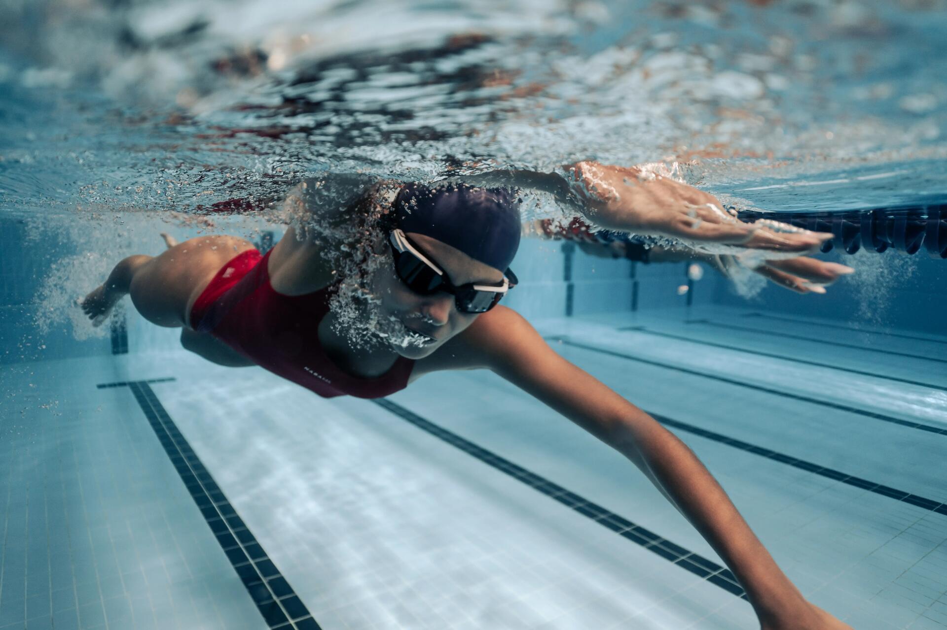 Un homme qui nage en eau profonde