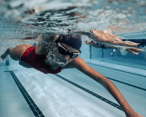 Un homme qui nage en eau profonde