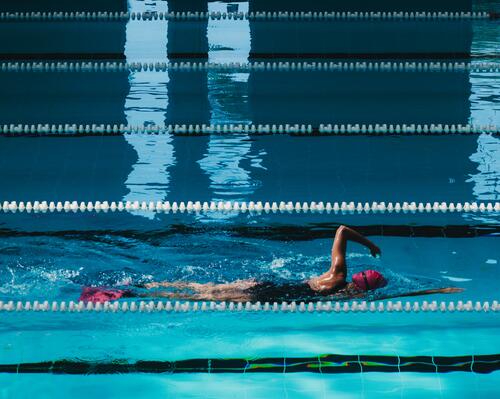 ZWEMMEN: EEN TRAININGSPROGRAMMA OM AF TE VALLEN