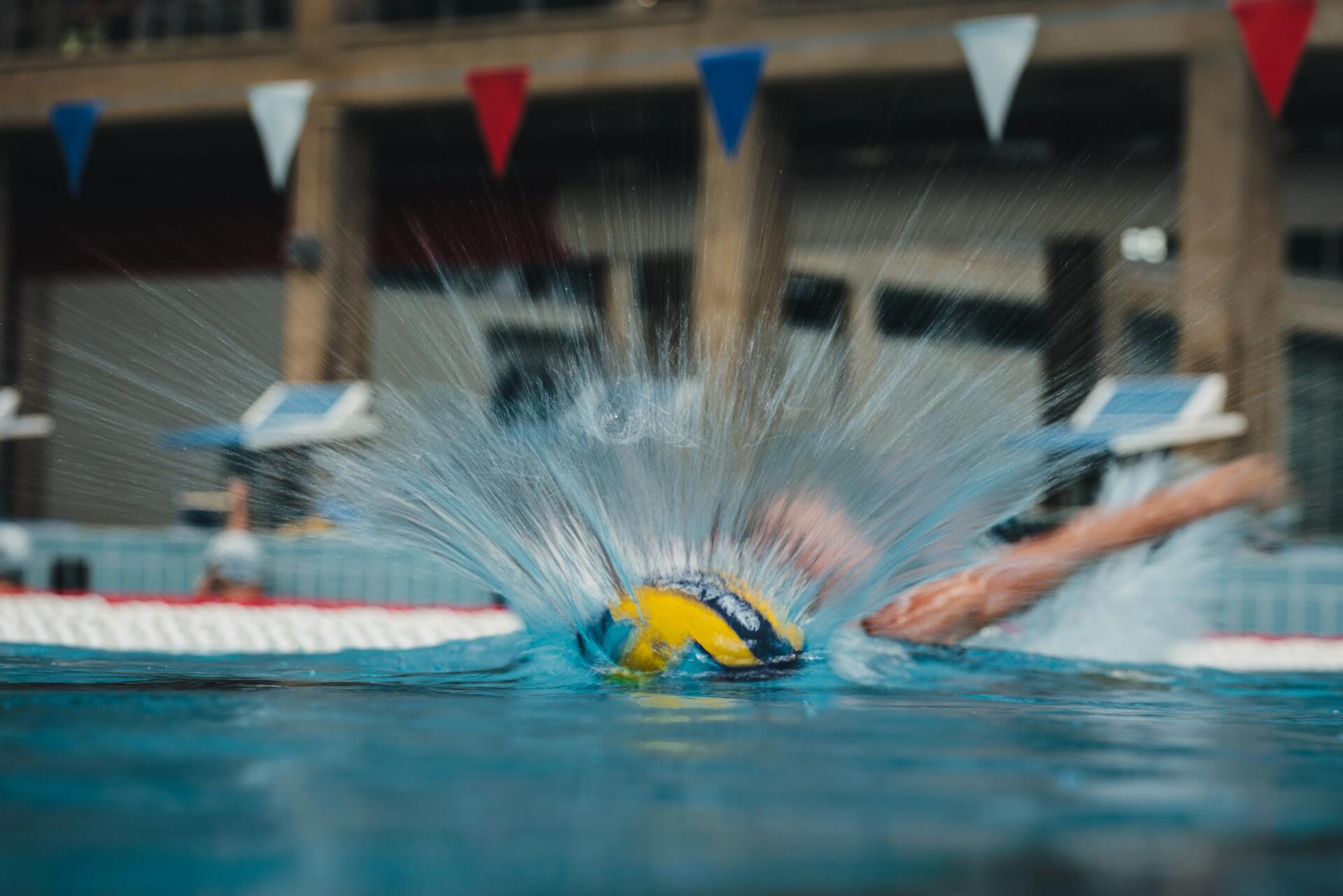 WASSERBALL, SCHWIMMEN 