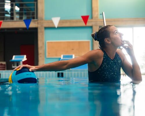 Eine Frau nutzt den richtigen Wasserball