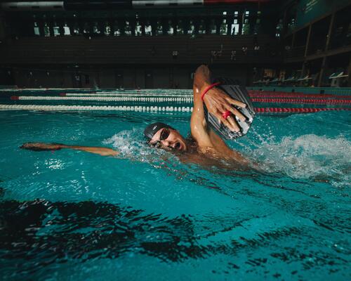 Entraînement de natation : Travail des bras avec plaquettes