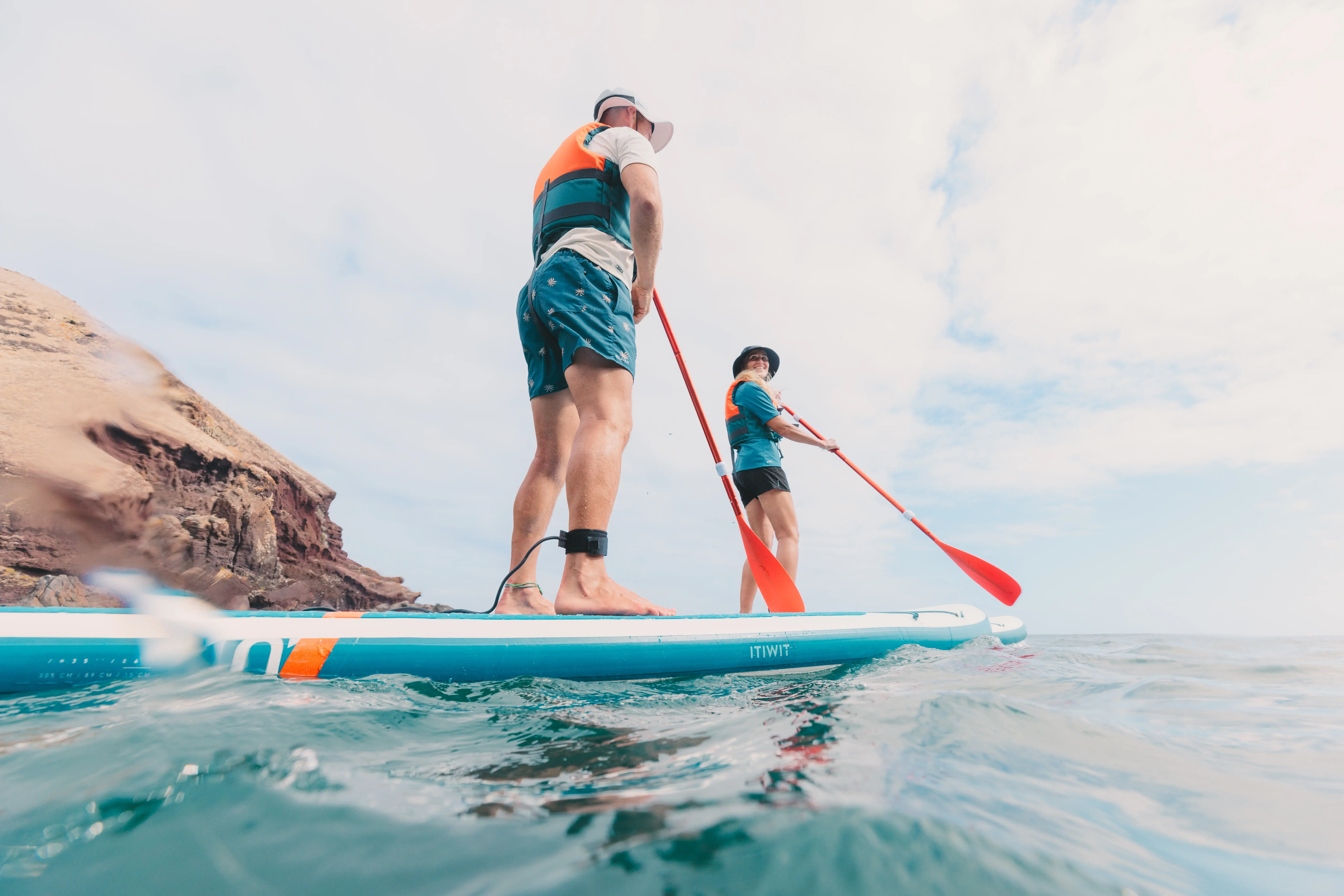Personas sobre un Stand up paddle