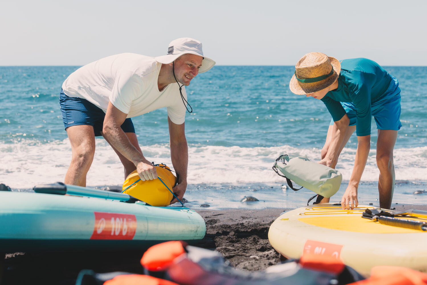Personas divirtiéndose en la playa