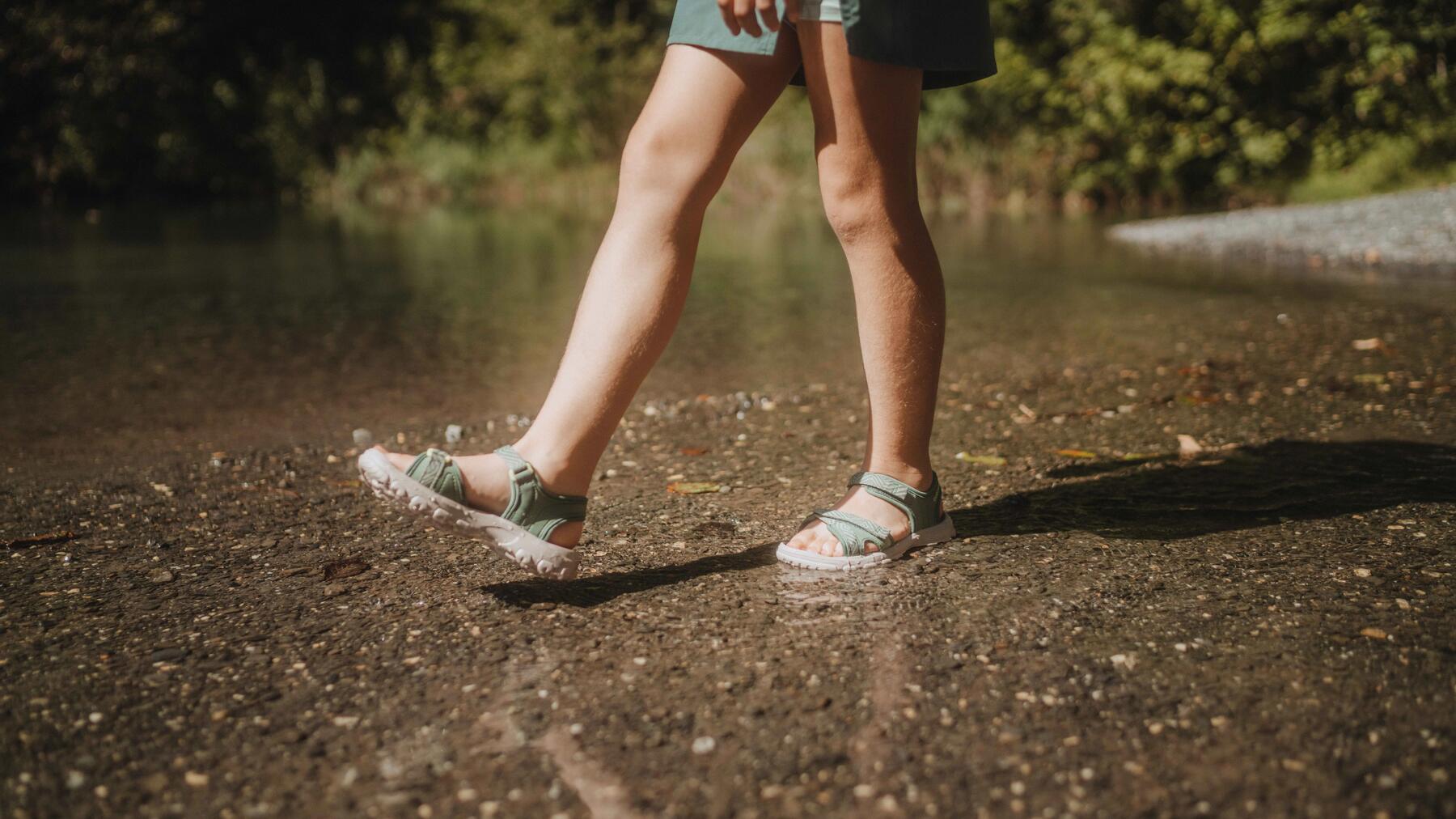 Mit Sandalen kann man auch durchs Wasser gehen