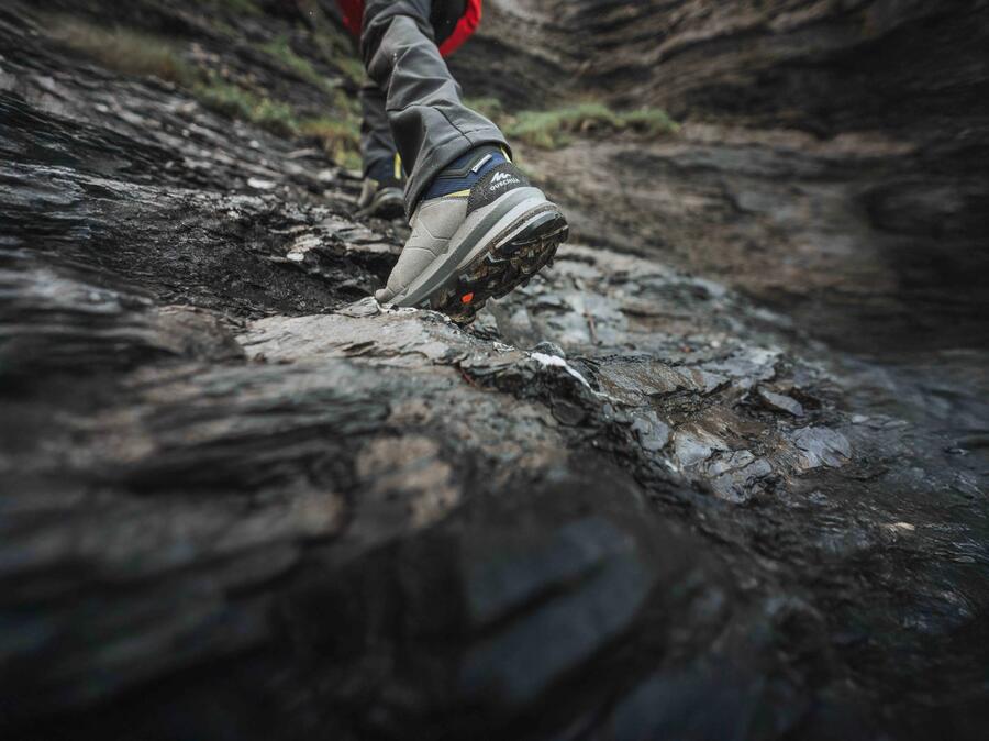 Wanderschuh auf einem Felsen