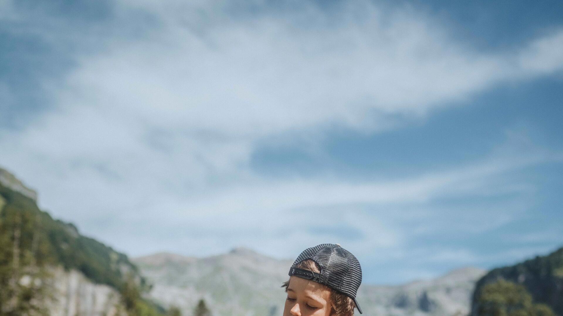 Gros plan sur un verre qui se remplit d'eau