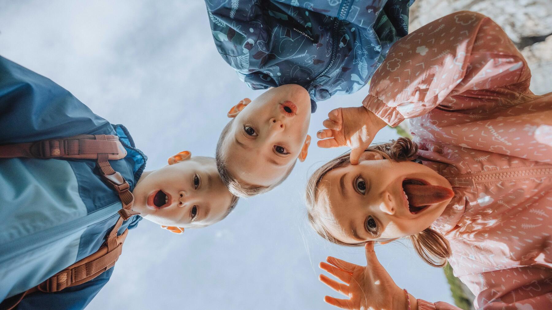 Gruppe gespannter Kinder ist bereit, mit dem Klettern anzufangen