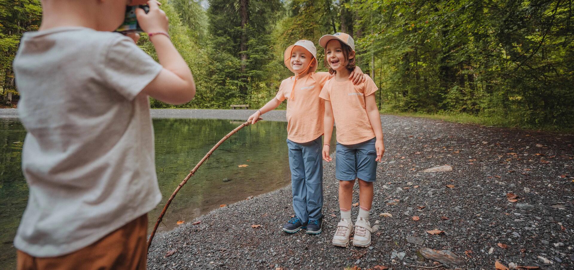 Kinder im Wald tragen Wanderschuhe 