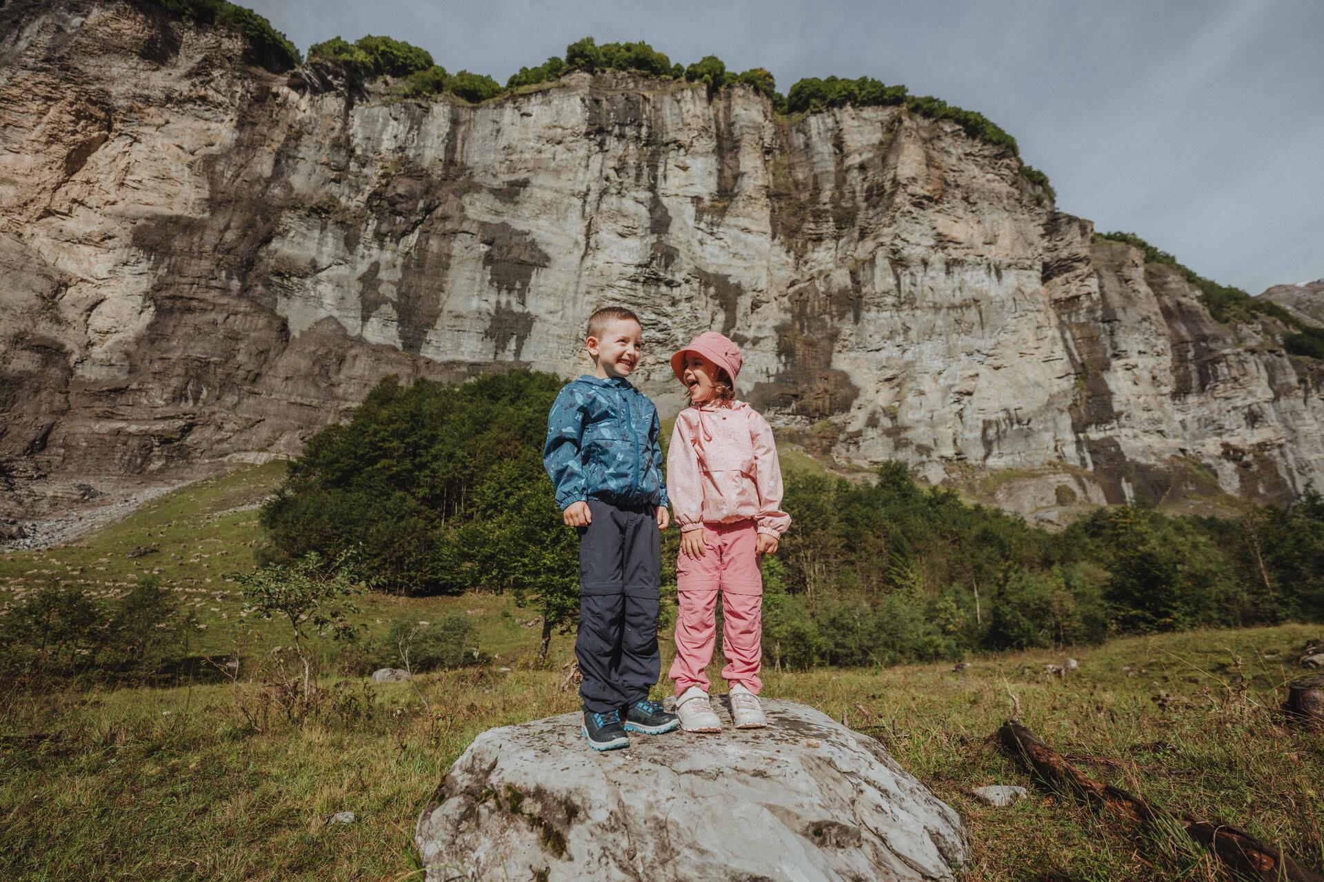 Trois enfants en randonnée