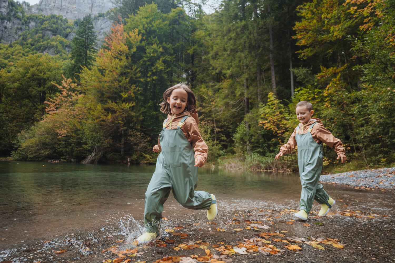 Niños jugando en un charco de agua