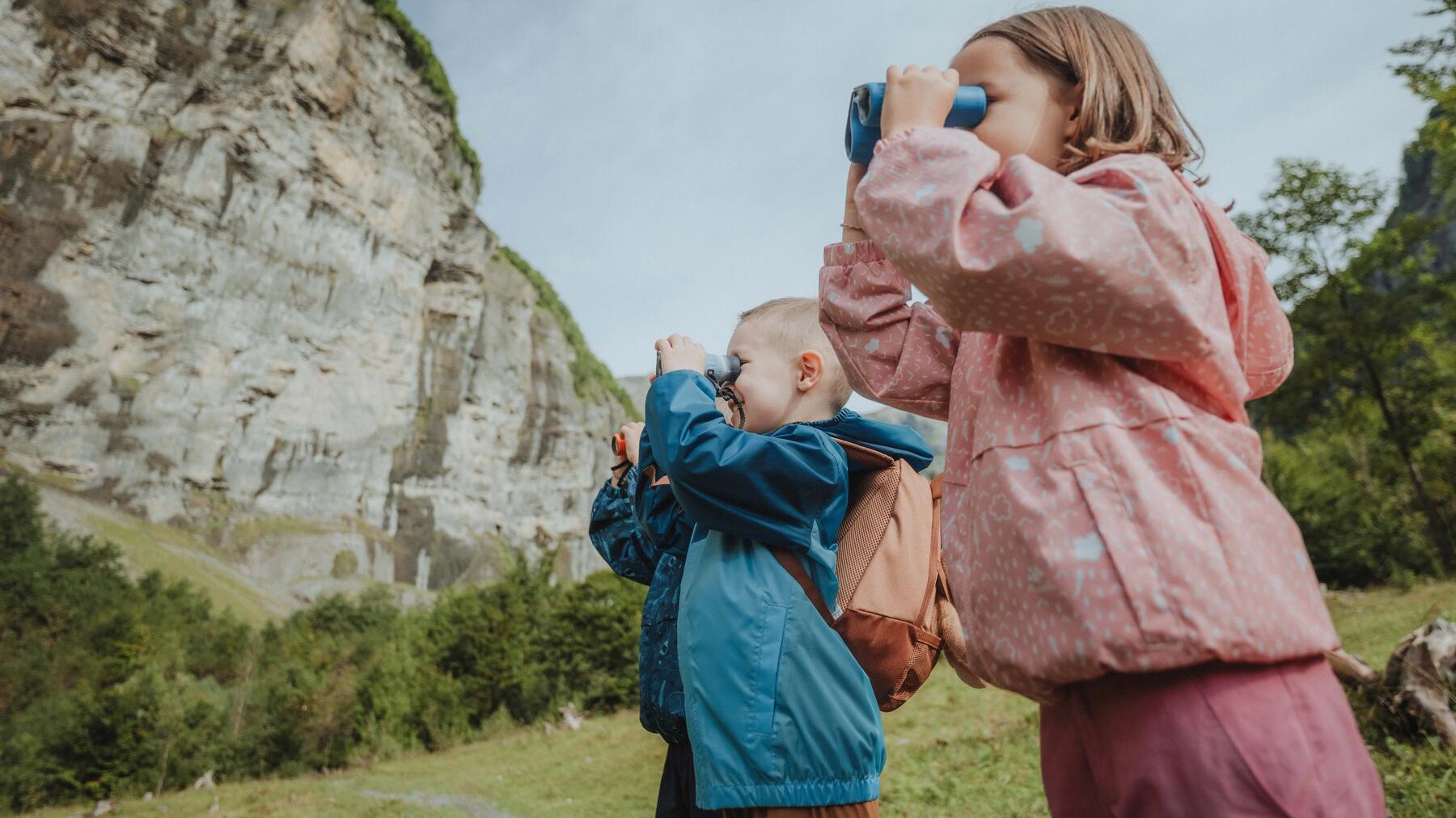 jeunes enfants en randonnée