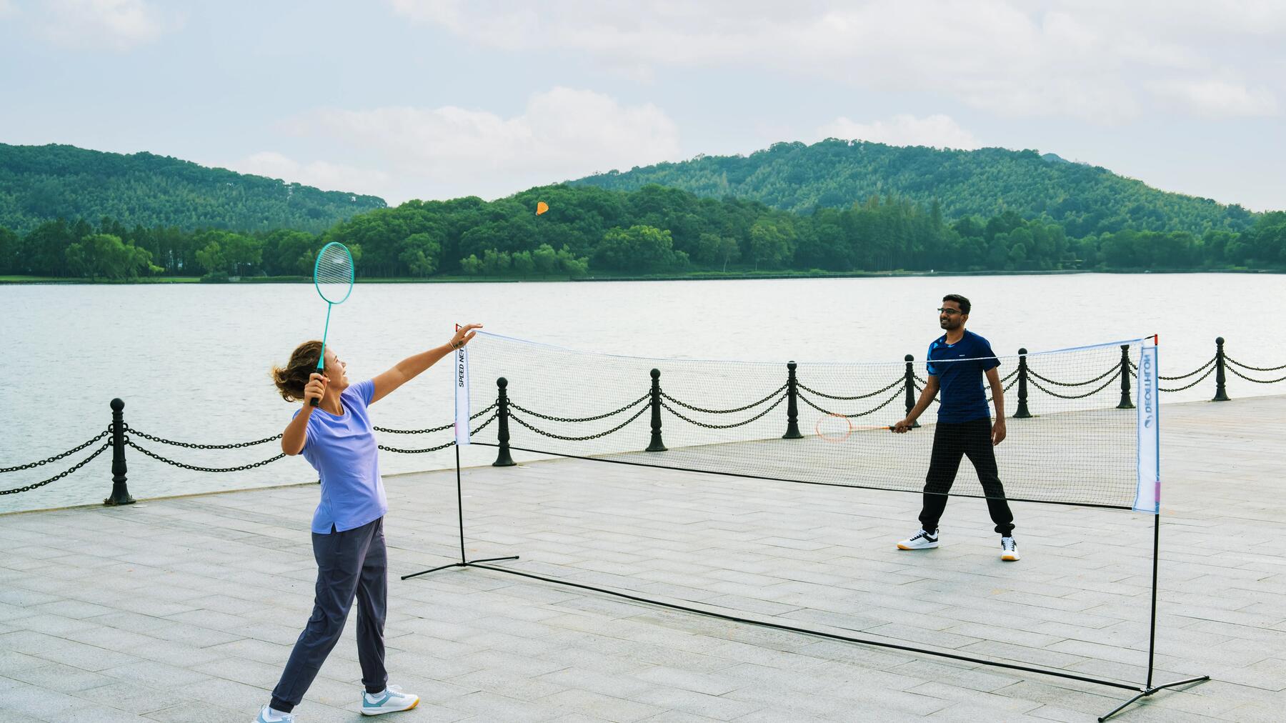 DESCOPERĂ BADMINTONUL