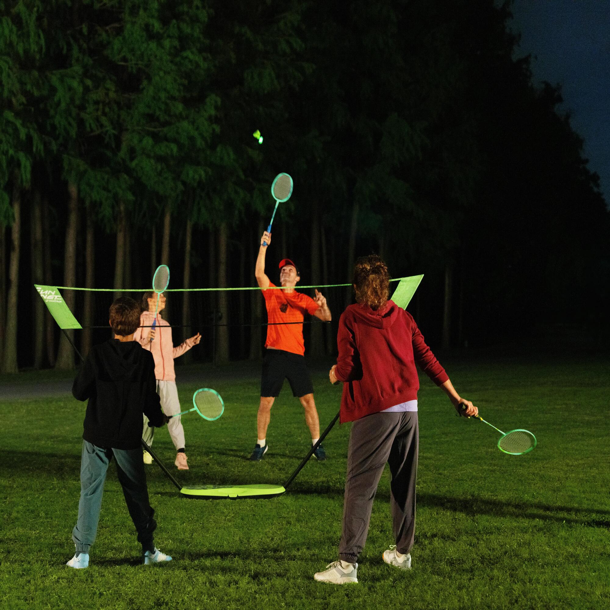 Mladý muž hrajúci bedminton