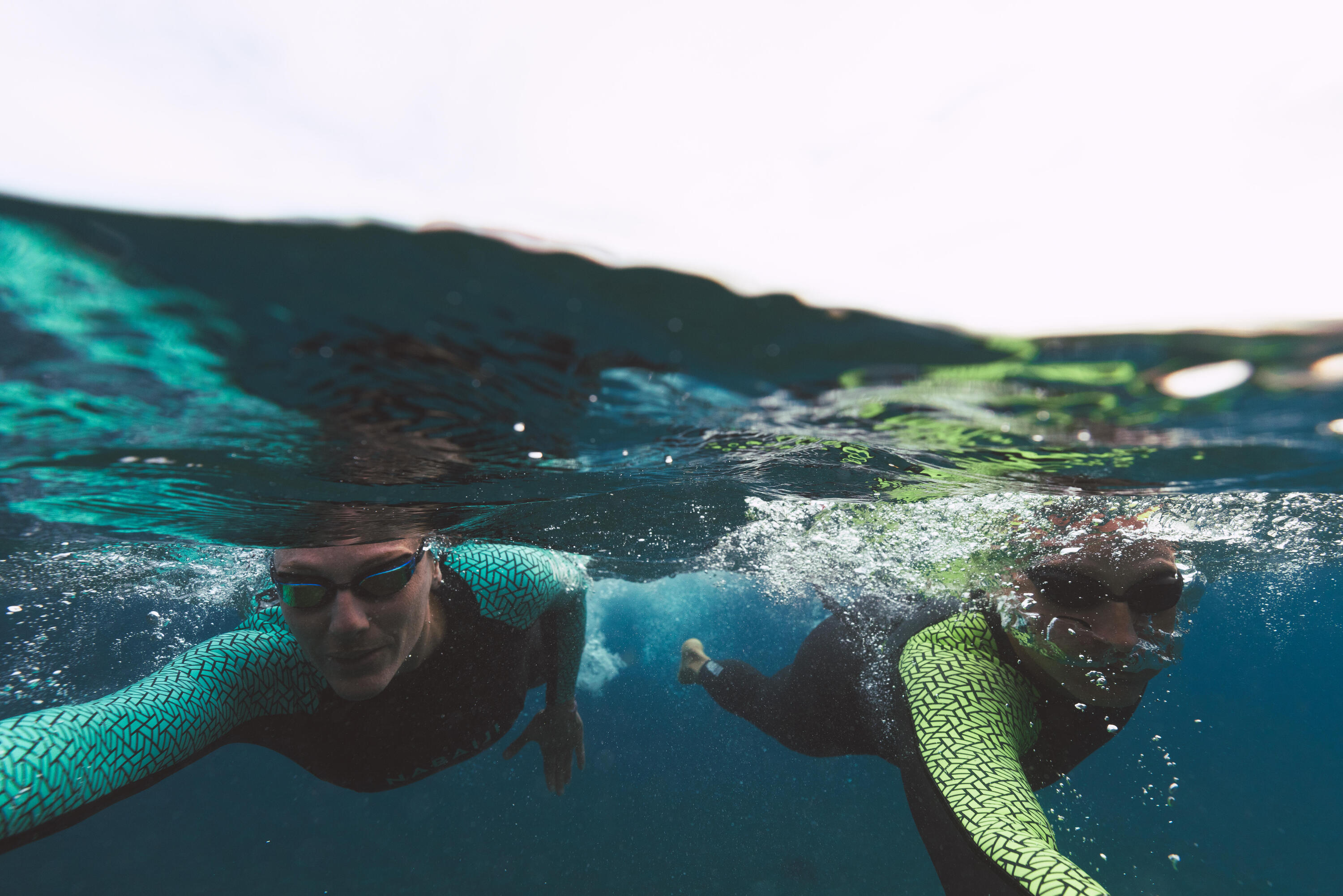 Zwei Personen praktizieren Freiwasserschwimmen im Meer