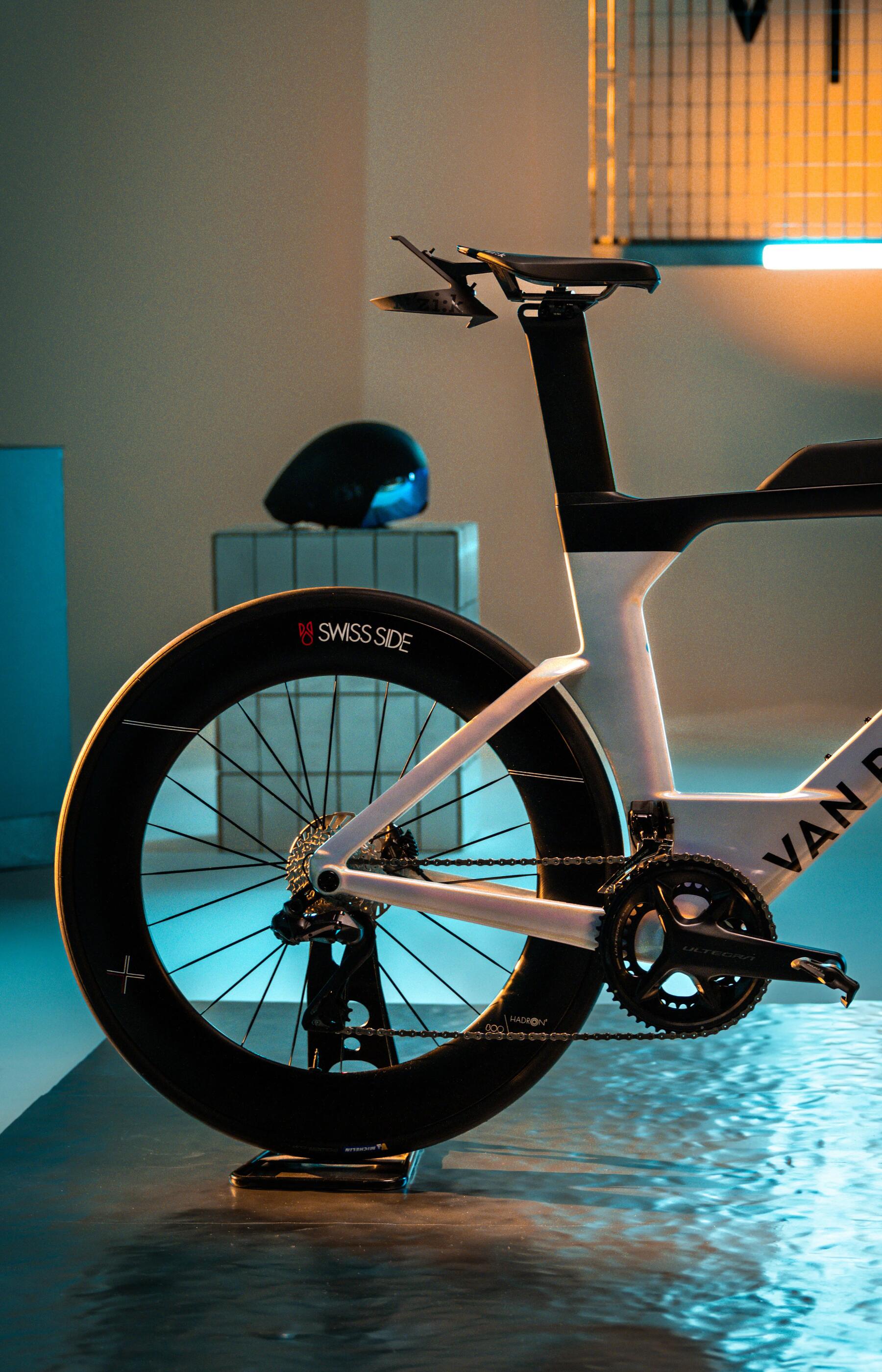 Modernes Rennrad in einer beleuchteten Halle