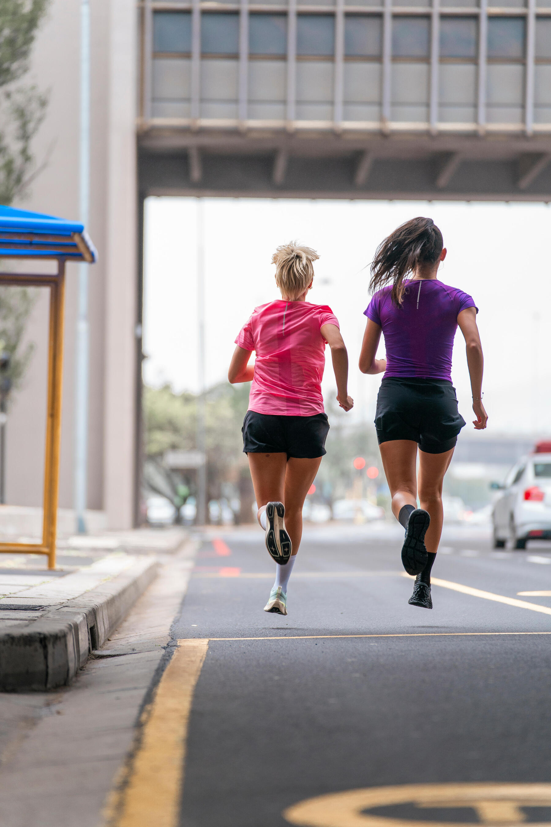 2 dames die aan het hardlopen zijn.