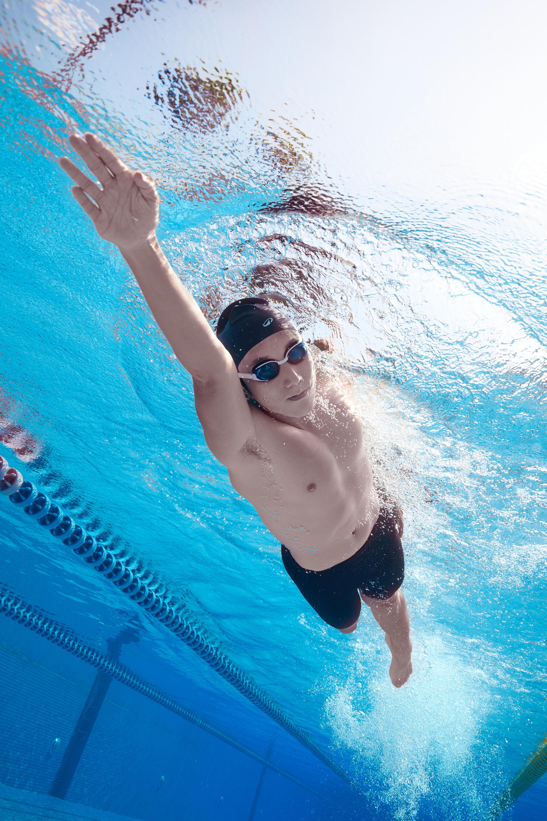 Mann trainiert seine Beine beim schwimmen