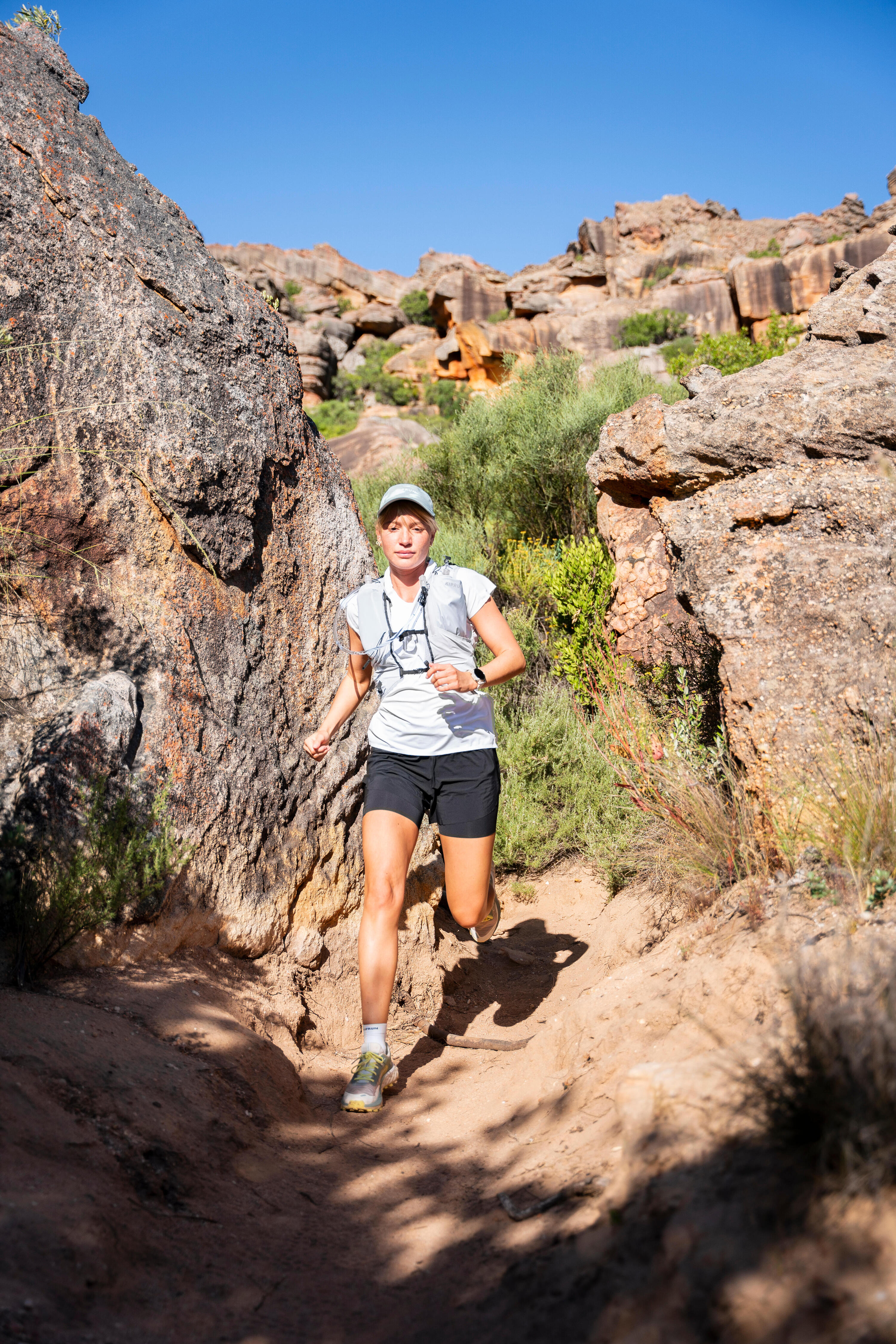 KIPRUN 900 10L Unisex Trail Running Bag 1L Water Bladder Included - Grey