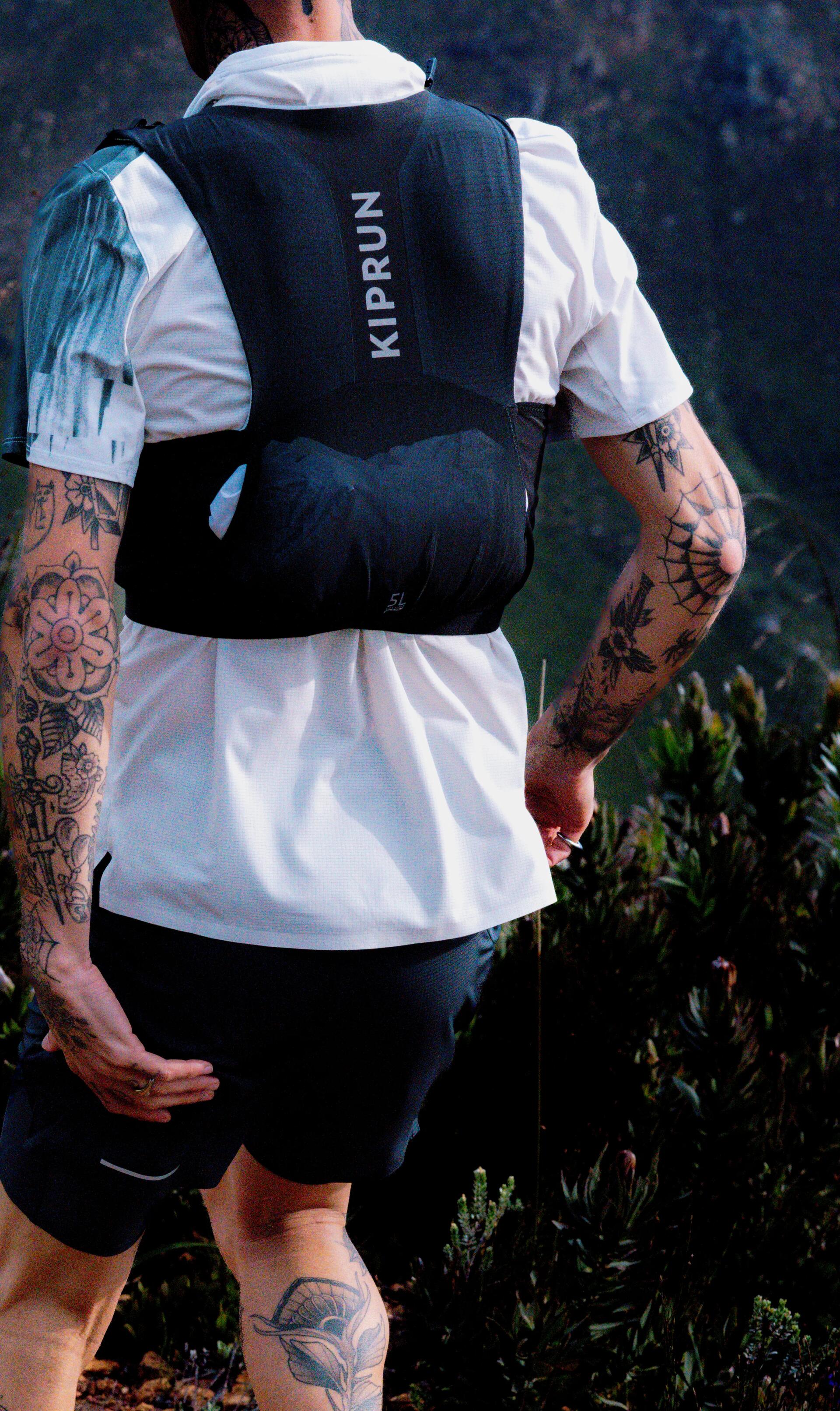 homem com colete de hidratacao