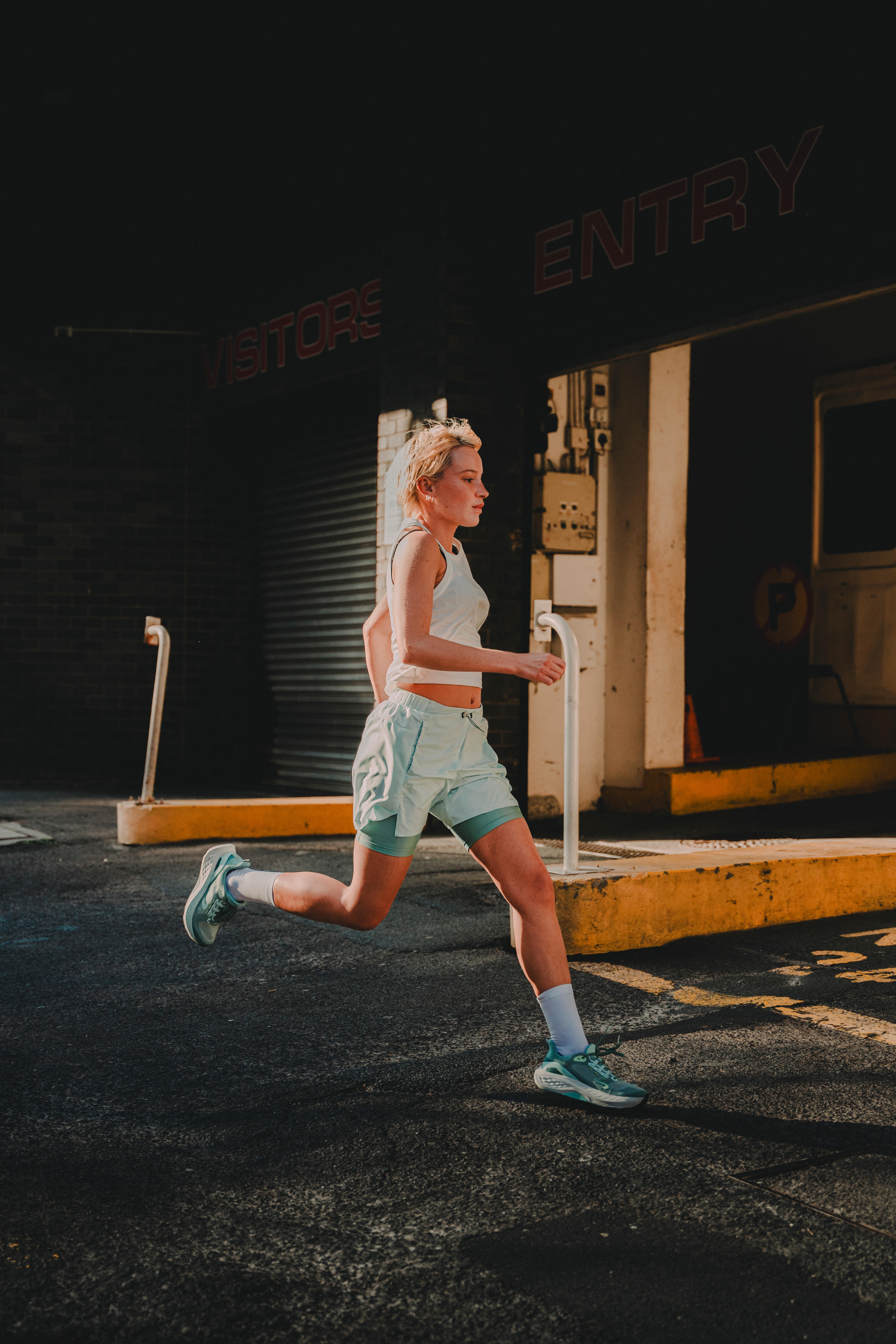 Short de course 2 en 1 respirant femme, Run 500 Dry vert - KIPRUN