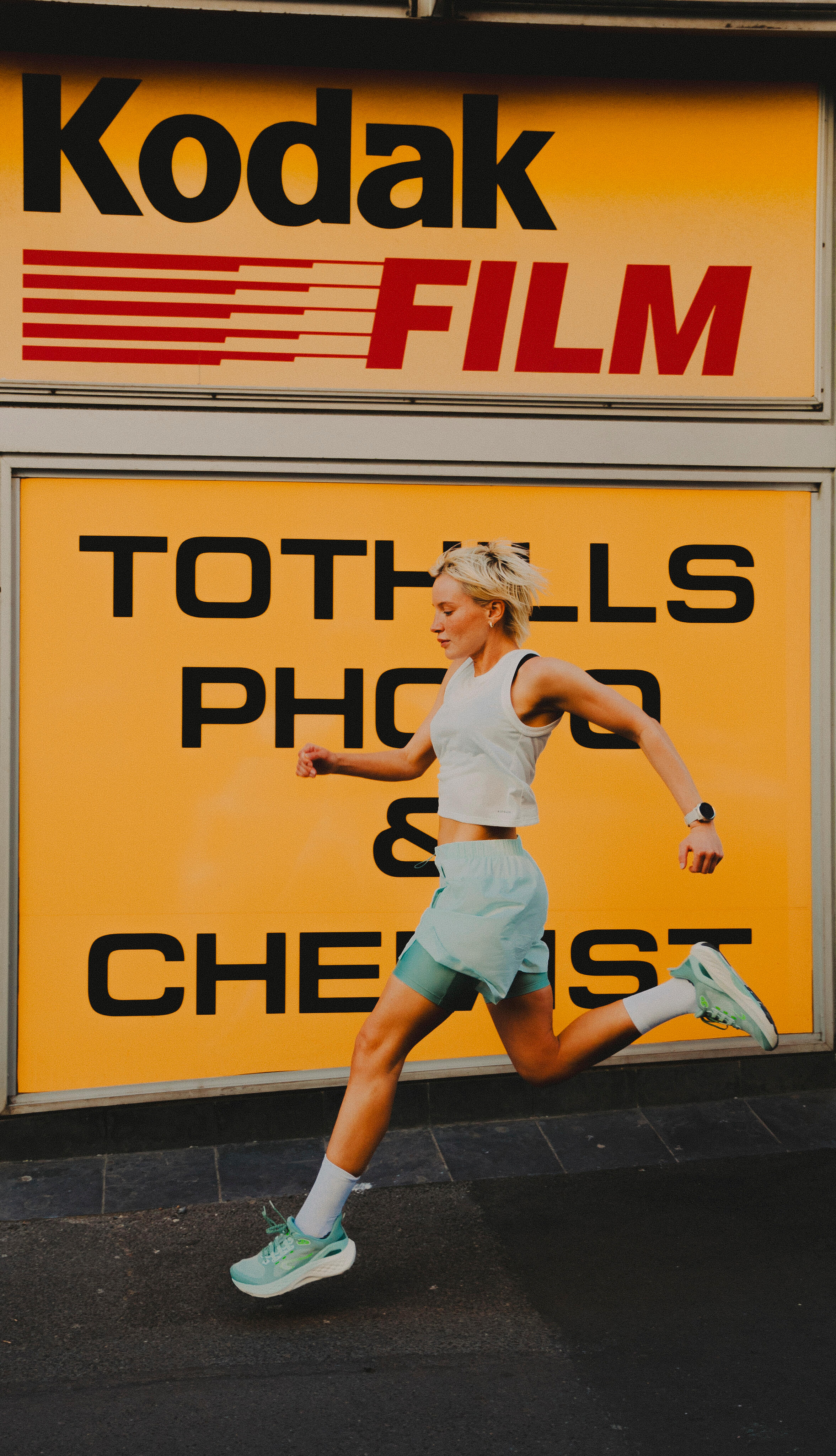 Short de course 2 en 1 respirant femme, Run 500 Dry vert - KIPRUN