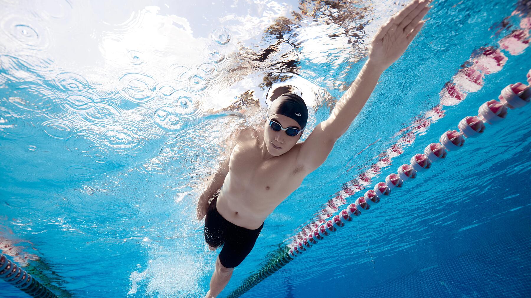 Homme dans piscine