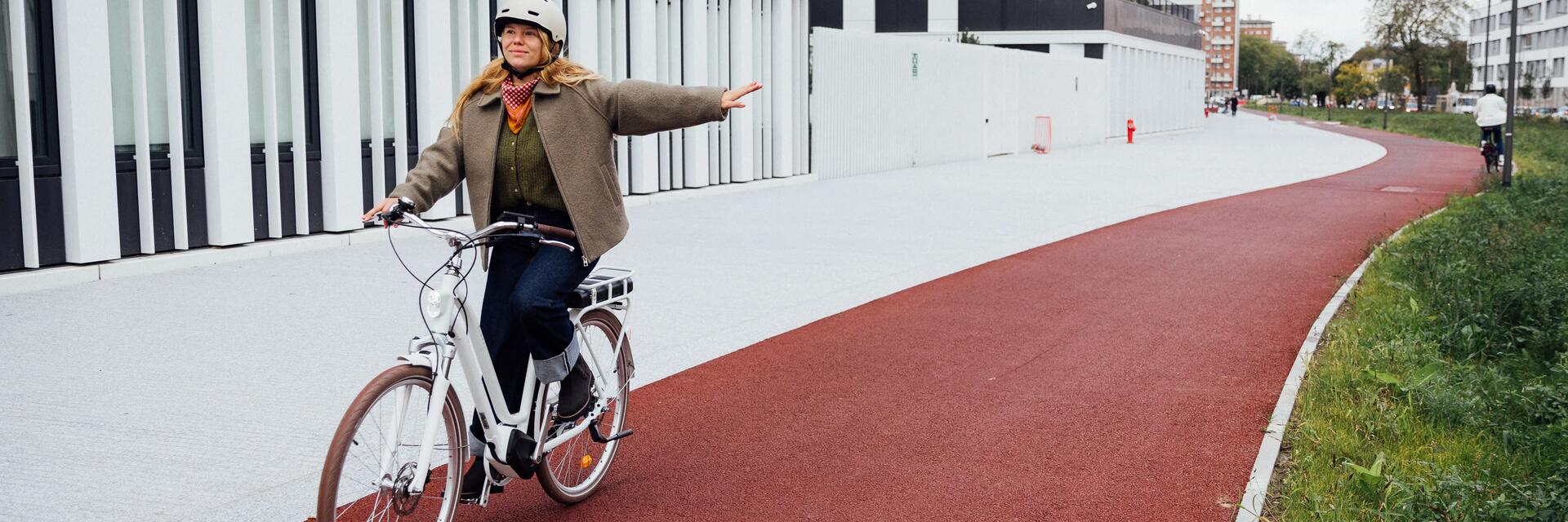 Kobieta jadąca na rowerze miejskim