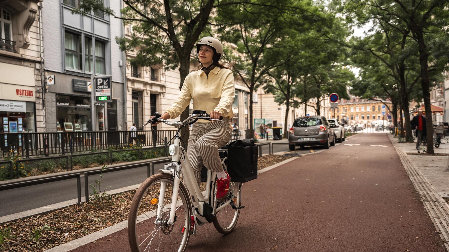 mujer haciendo ciclismo