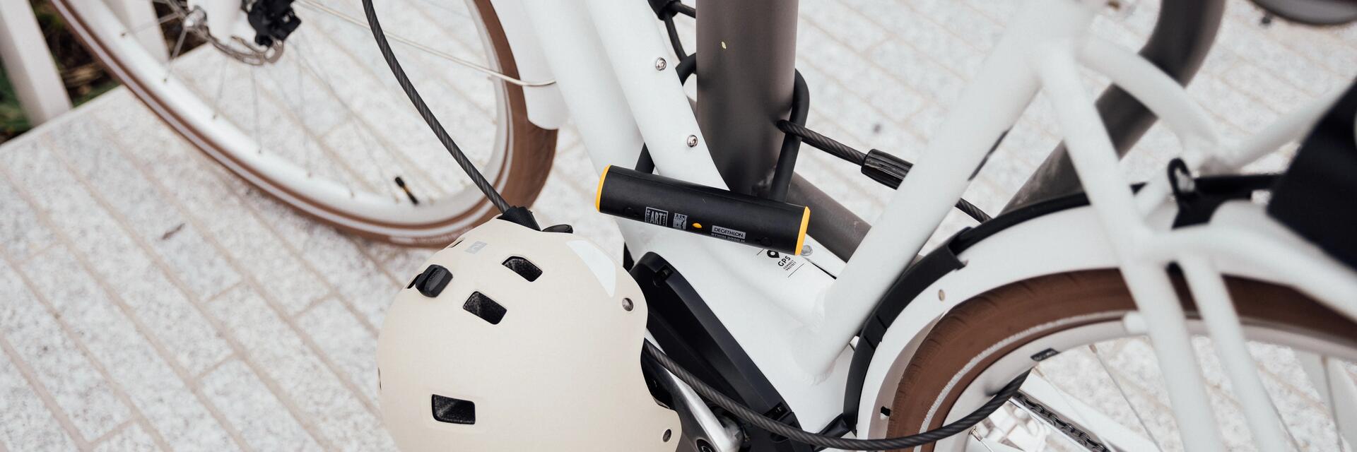 Een fiets vastgemaakt mete een fietsslot