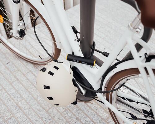 Een fiets vastgemaakt mete een fietsslot