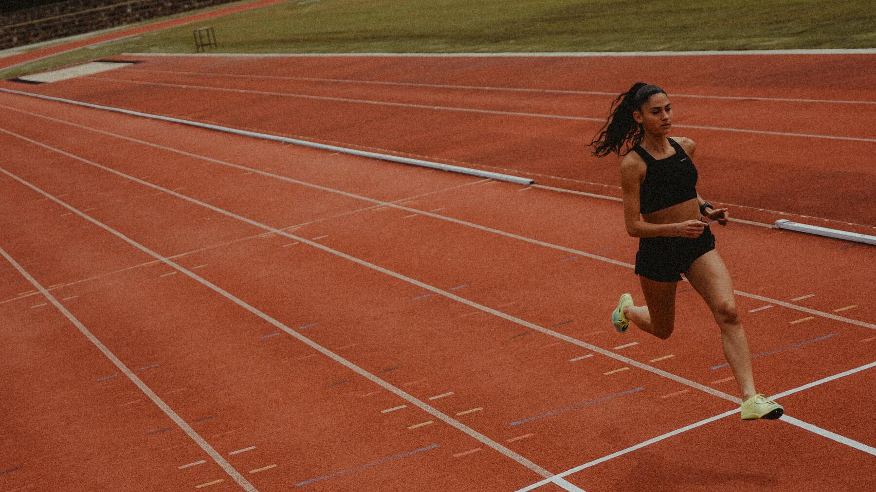mulher a correr na pista