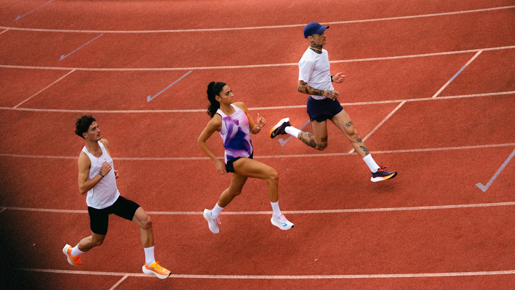 personas corriendo en pista de atletismo