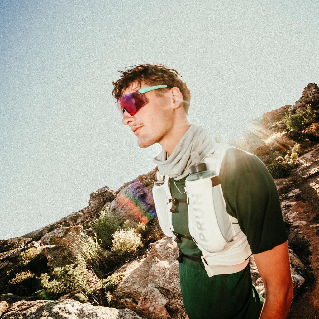PRSLUK ZA TRAIL TRČANJE KIPRUN UNISEX SA DRŽAČEM ZA BOCU OD 5 l - BELI