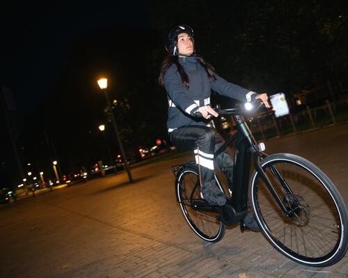 pessoa a andar de bicicleta de noite
