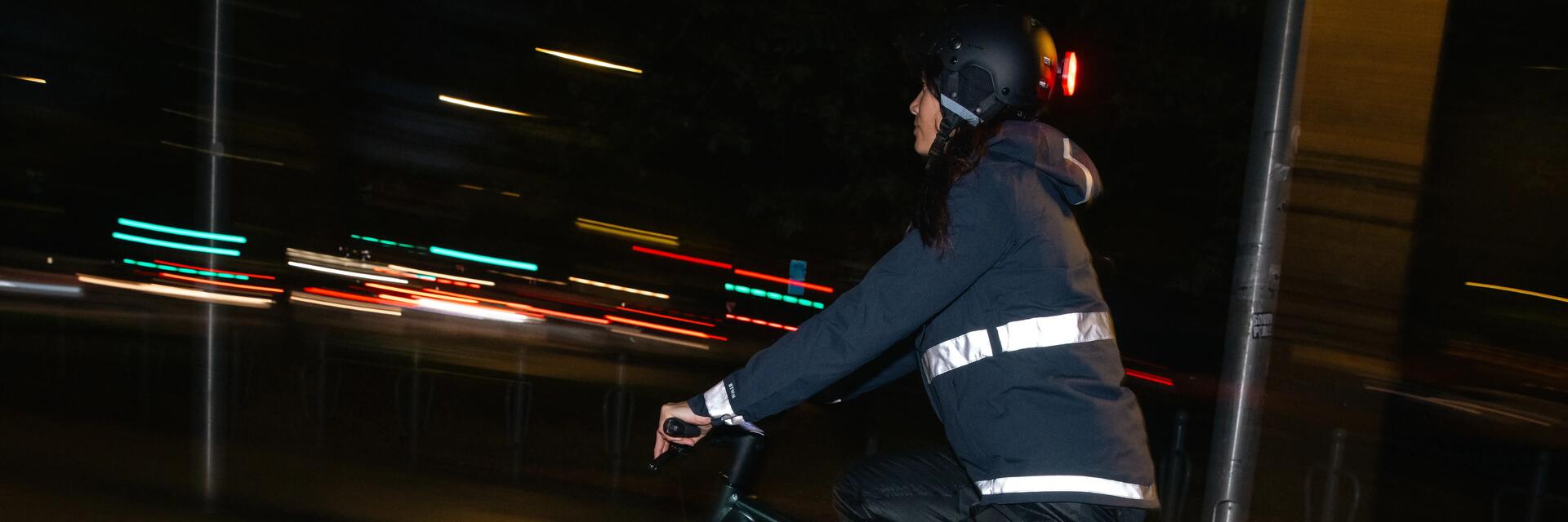 vélo-ville-nuit-femme