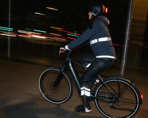 vélo-ville-nuit-femme