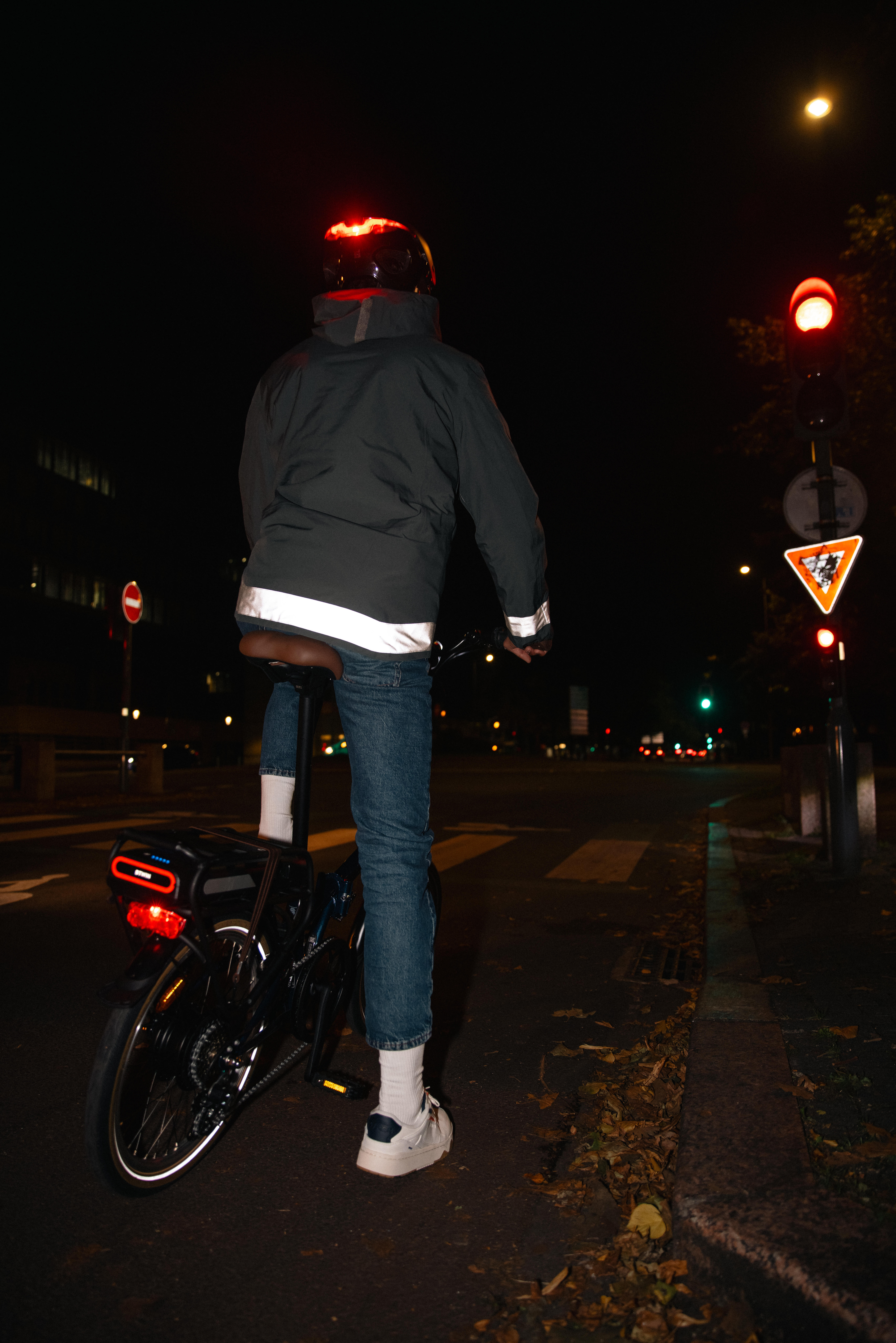 City Cycling Helmet with Visor and Rear Light, 900 - BTWIN