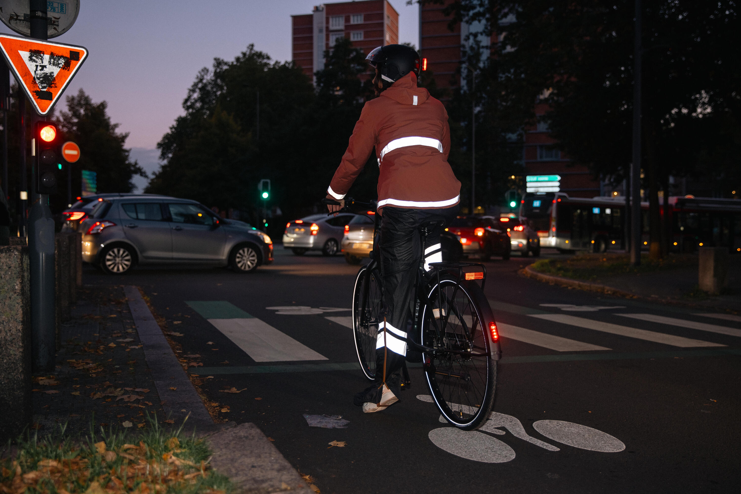 Surpantalon de vélo ville imperméable avec couvre-chaussures intégrés femme, 540 14/16