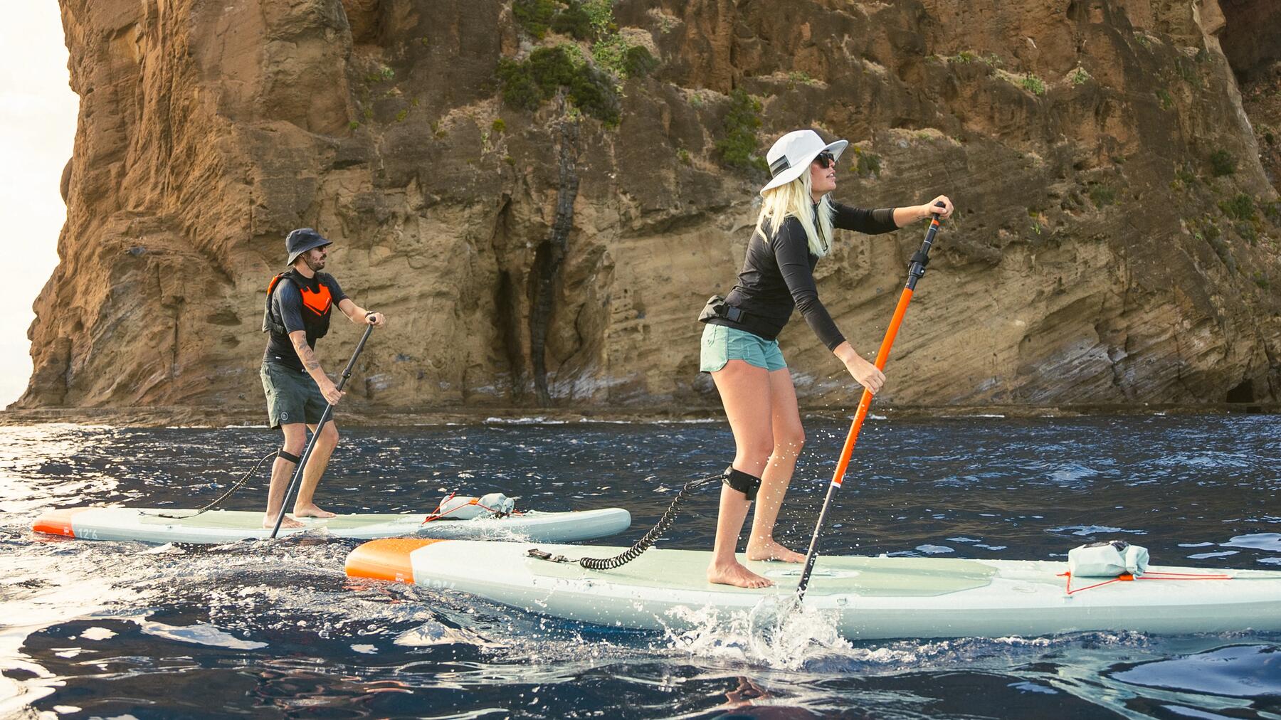 Stand Up Paddling für Anfänger: Korrekte Körperhaltung mit leicht gebeugten Knien auf dem SUP