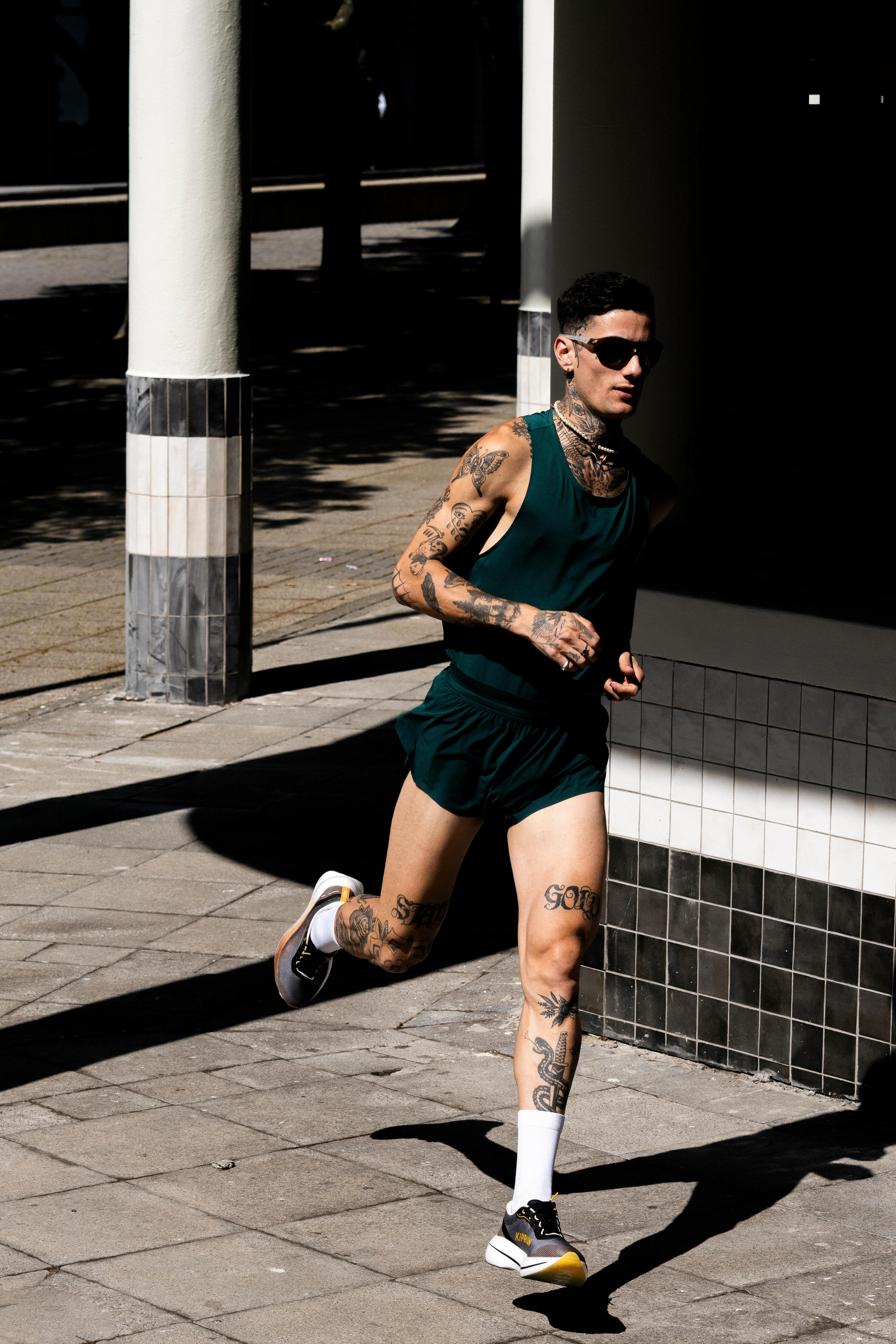 Short 900 split avec slip intégré running homme, vert foncé 8/8