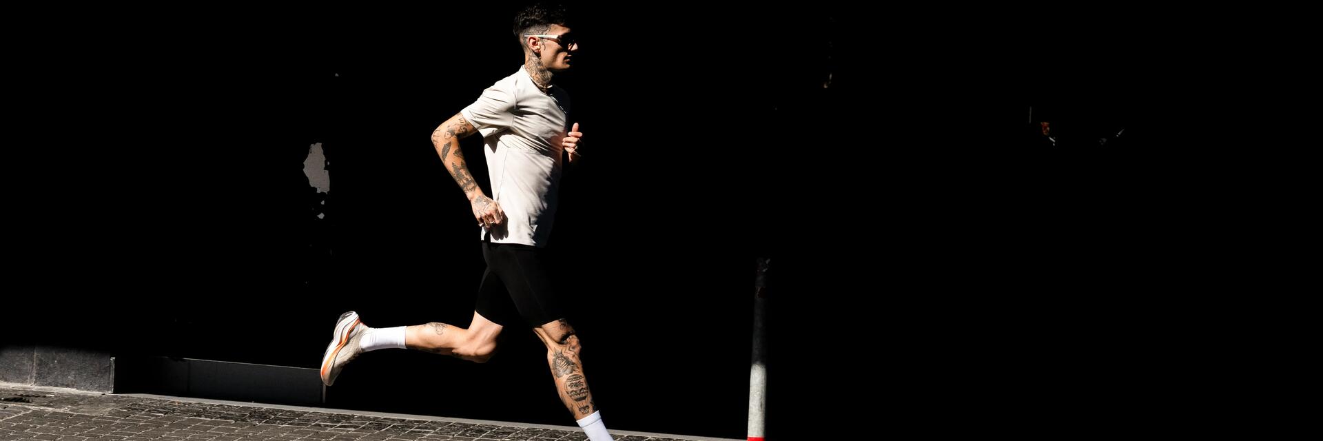 grupo de pessoas a correr no verão