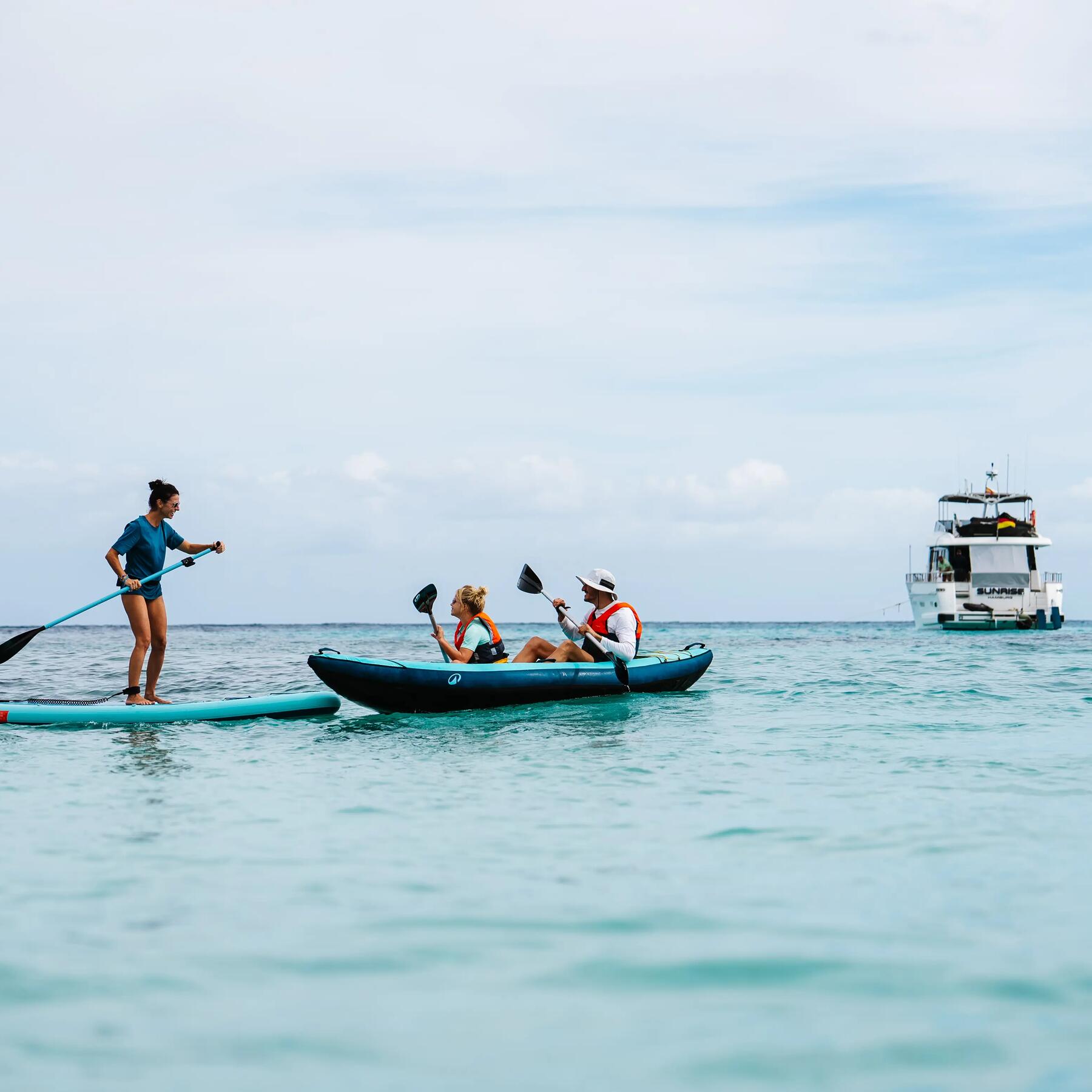 mujer en table de paddle surf