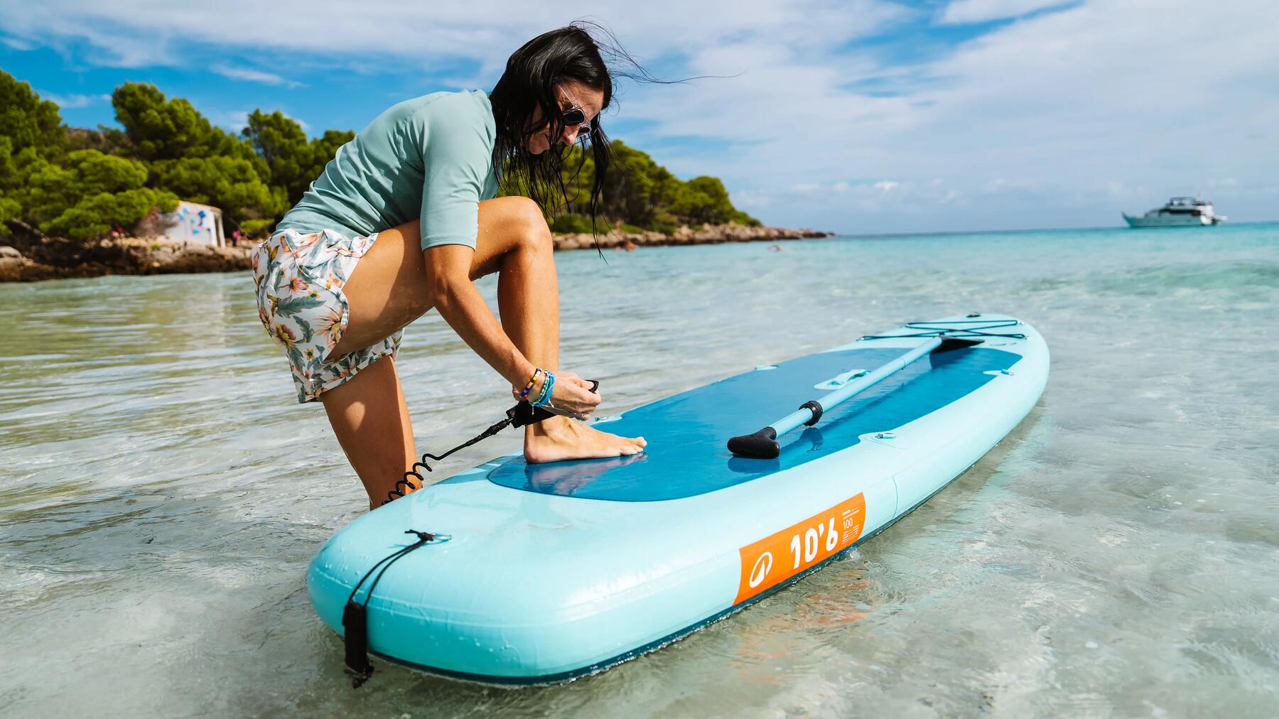 Wichtige Vorbereitung: Befestigen der Leash am Board für mehr Sicherheit auf dem Wasser