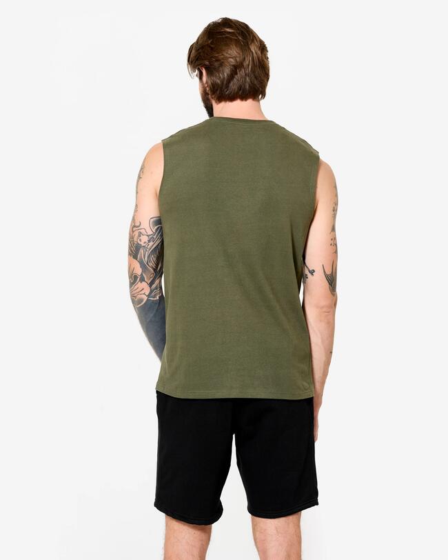 Rückenansicht eines dunkelhäutigen Mannes in einem olivgrünen, ärmellosen Sportshirt.